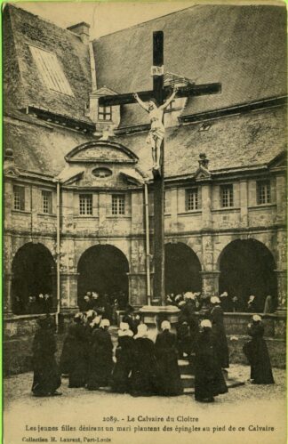 2089 la calvaire du Cloître les jeunes filles Désirant Un Mari plantent des épingles Au Pied de Ce Calvaire