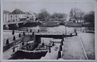 14 Saint-Nicolas-de-Redon (Loire-Inf.) Le Canal et la Place Saint-Nicolas
