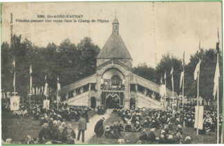 Sainte Anne d'Auray Pélerins prenant leur repas dans le champ de l'Epine