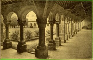 Séminaire des PP. du St-Esprit Abbaye Blanche Mortain 10 le vieux cloître intérieur