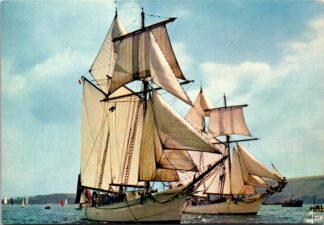 goélettes de la Marine nationale l'etoile et la belle poule voguant toutes voiles au vent Lanvéoc