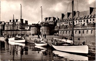 78 Saint-Malo le port des yachts et la grande porte