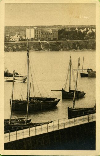 1738 Morgat au Port le Repos des Barques Après la Pêche