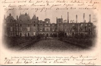 Les ruines du château d'Eu façade sur les jardins