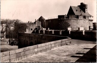 51 Saint-Malo les remparts et le château