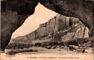 13 Fécamp Perspective des falaises Vue prise de la Porte du Roi