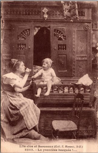 Lits clos et Berceaux 5542. - La première becquée !