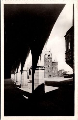 423 Vitré Cour Intérieure du Château Vue des arcades