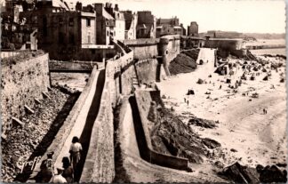Saint-Malo La Ville Fortifiée, les Remparts au Bord de la plage