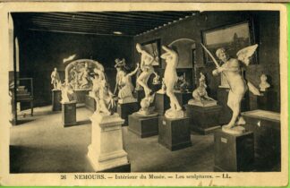 Nemours 26 intérieur du musée les sculptures