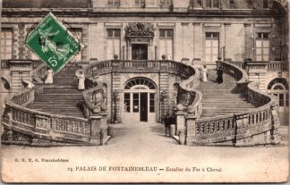 24 palais de Fontainebleau Escalier du Fer à Cheval