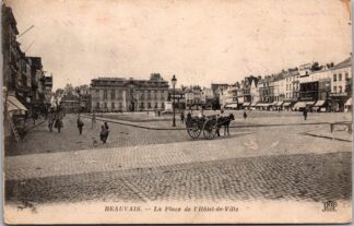 79 Beauvais la place de l’hôtel-de-ville